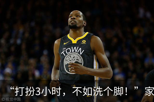 “打扮3小时，不如洗个脚！”家长盛装出席接孩子，大爷眼神说明一切